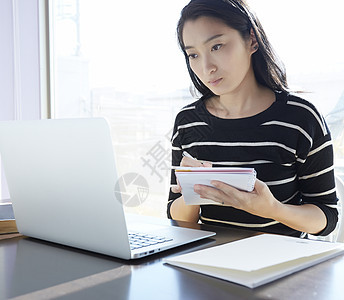 在客厅办公的女人图片