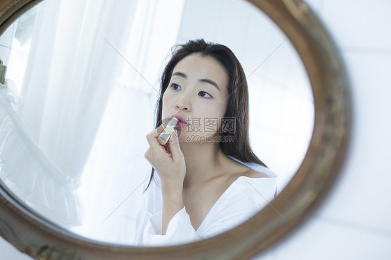 女人在化妆间化妆图片