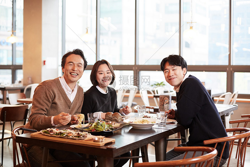 非常小碟50多岁餐馆家人爸爸儿子女儿韩国人图片