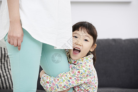 微笑分钟腿住房生活家庭母亲女儿韩国人背景图片