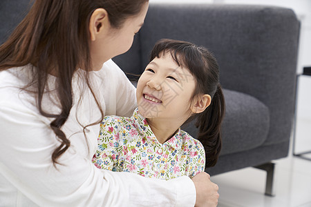 妈妈和女儿一起在沙发旁聊天图片