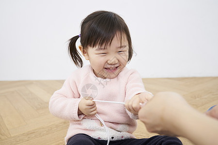 住房生活家庭母亲女儿玩游戏图片