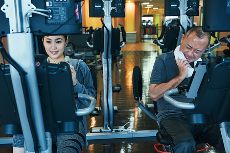 人物年长耳机健身房训练有氧运动图片