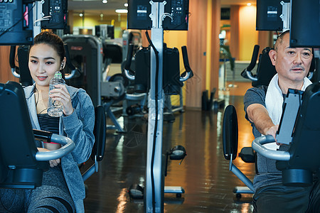 锻炼自行车胸像健身房训练有氧运动图片