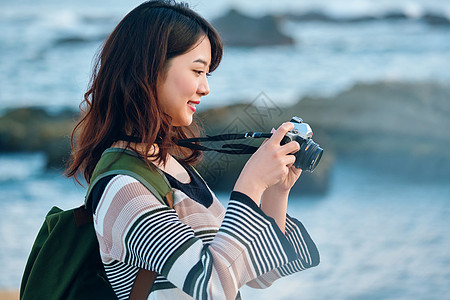 女人独自在海边旅行图片