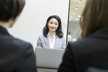 职场商务女性面试形象图片