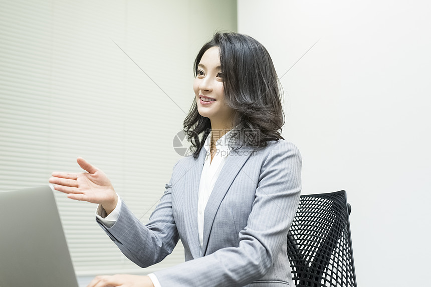 公司里女性都市白领会议形象图片