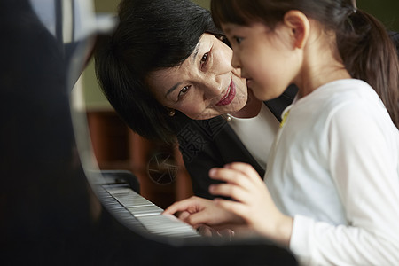 教钢琴教室内音乐室的老师和学生背景