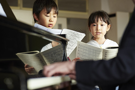 唱歌男孩女孩孩子们在音乐室里唱歌背景