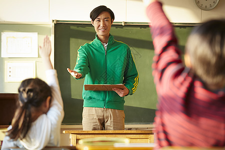 老师教学学生举手回答问题图片