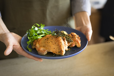 毛主洗户内男子烹饪鸡肉盘背景