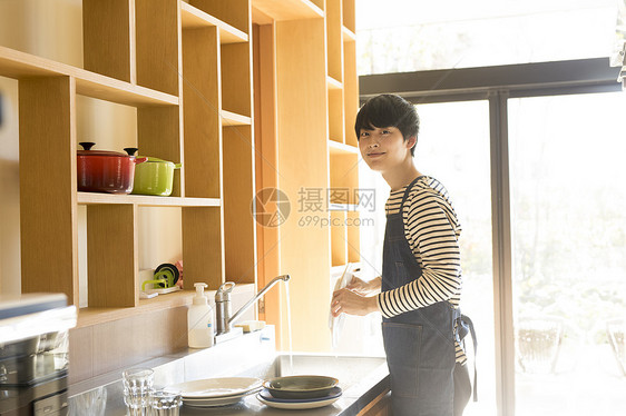 厨房男子洗盘子图片