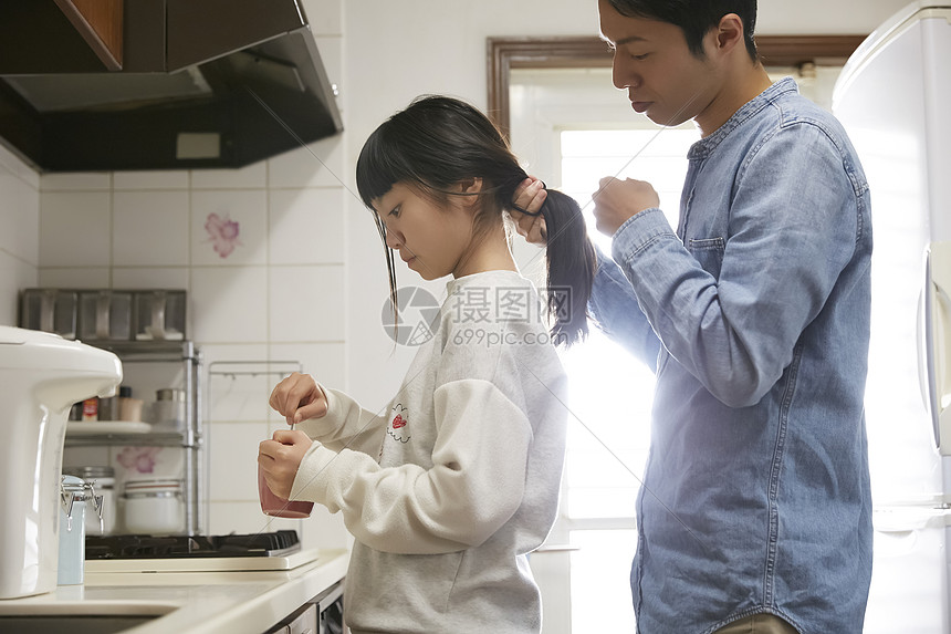 单亲父亲为女儿早晨梳头发图片