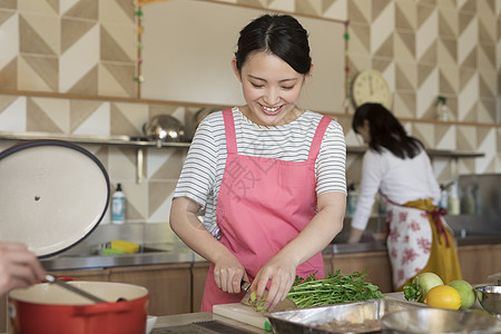 女人们在厨房做饭图片