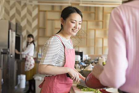 女人们在厨房做饭图片