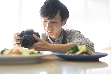 男青年美食摄影图片