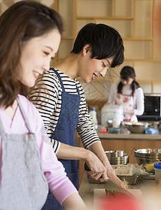 青年男女烹饪交流图片