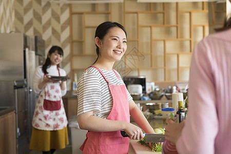 青年男女烹饪交流图片