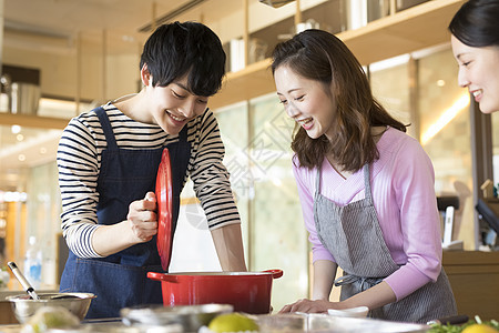 西餐男人上课烹饪课图片