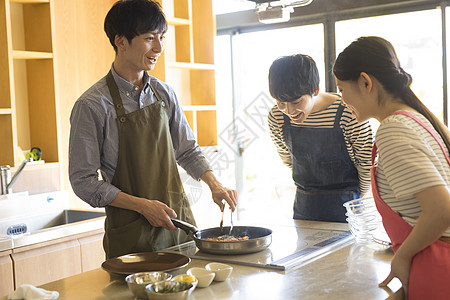 熟的锅男子烹饪课图片