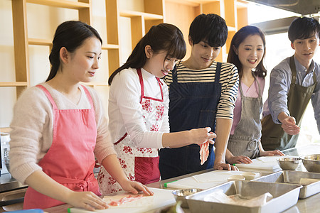 假期学习烹饪的年轻人图片