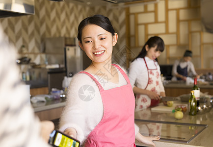 学习厨房烹饪的女人图片