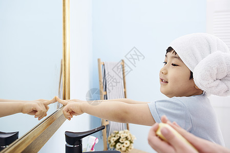卫生间里戴着浴帽的小男孩图片