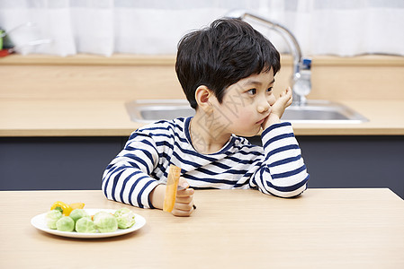 小男孩讨厌吃蔬菜图片