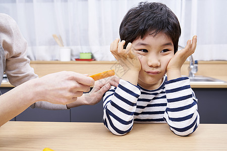 挑食不吃蔬菜的孩子图片