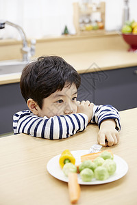 小男孩讨厌吃水果图片