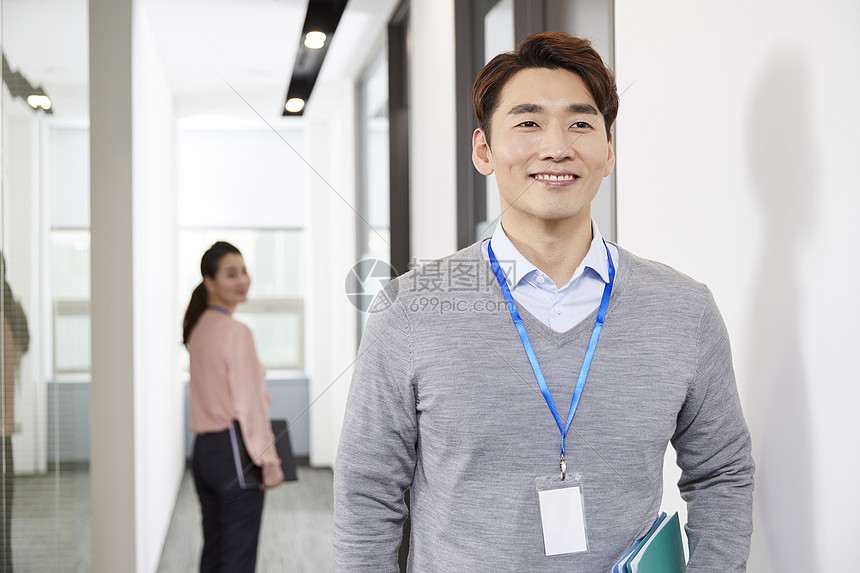 企业女职员盯着男职员看图片