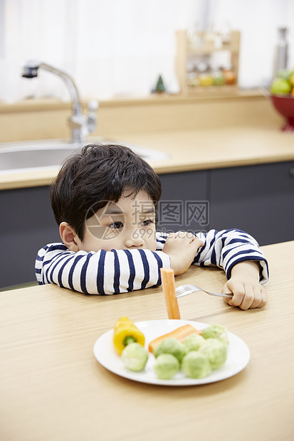 小男孩拒绝吃蔬菜图片