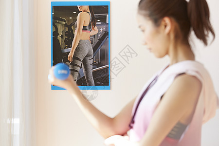 锻炼年轻女子时髦在家做健身的妇女图片