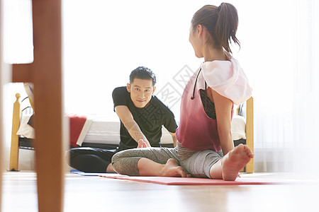 居家一起健身的夫妇图片