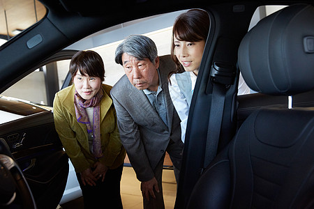 文稿空间上半身日本人汽车经销商高级夫妇图片