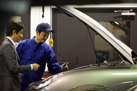 日本人汽车修理工车库汽车维修引擎技工和客户图片