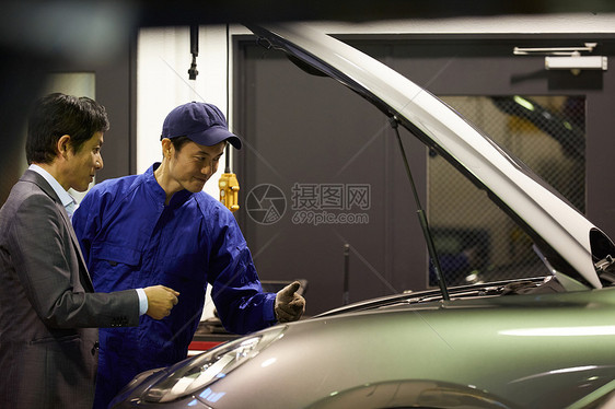 日本人汽车修理工车库汽车维修引擎技工和客户图片