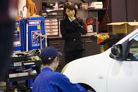 零售商户内壮年满足汽车维修码头的男女图片