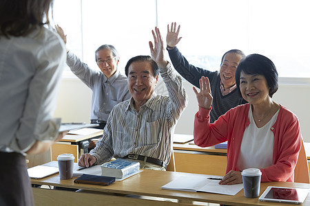 英语会话学校文化学派上半身高级人员参加英语会话课图片