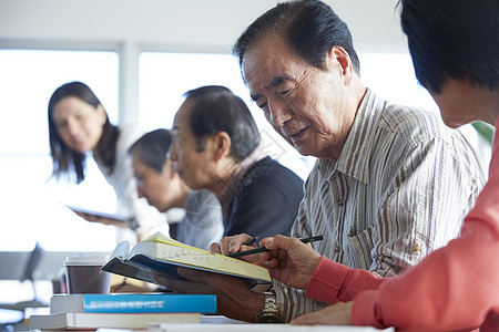 英国人七十年代亚洲高级人员参加英语会话课背景图片