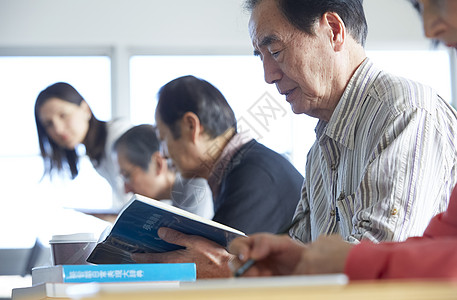 英国日本人教室高级人员参加英语会话课图片