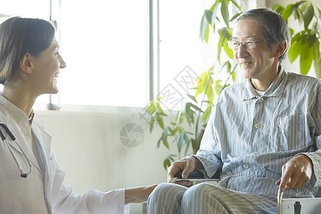 中老年人男子微笑老年人和外国人在照顾图片