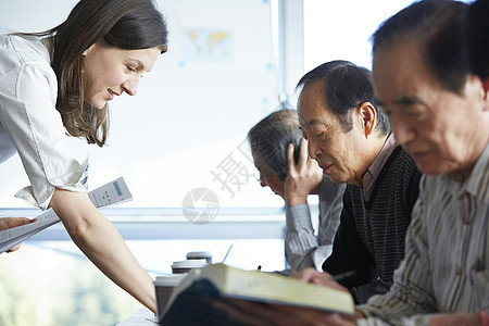 男人们终身学习外国人高级人员参加英语会话课背景图片