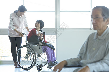 女全天候服务男人和女人老年人和外国人在照顾图片