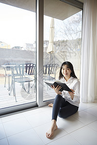 休息成人阳台生活家庭阅读大学生韩语图片