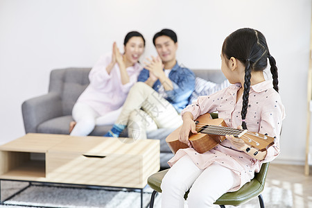 一家人在客厅的欢乐时光图片