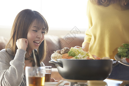 闺蜜在家里聚餐吃火锅图片