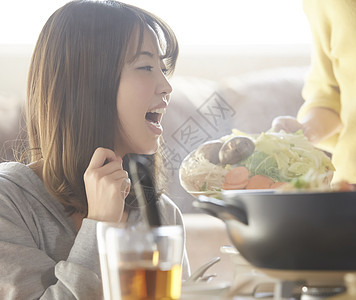 闺蜜在家里聚餐吃火锅图片