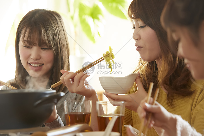 年轻女孩火锅聚会图片