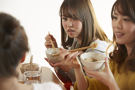 享受火锅美食的年轻女孩图片